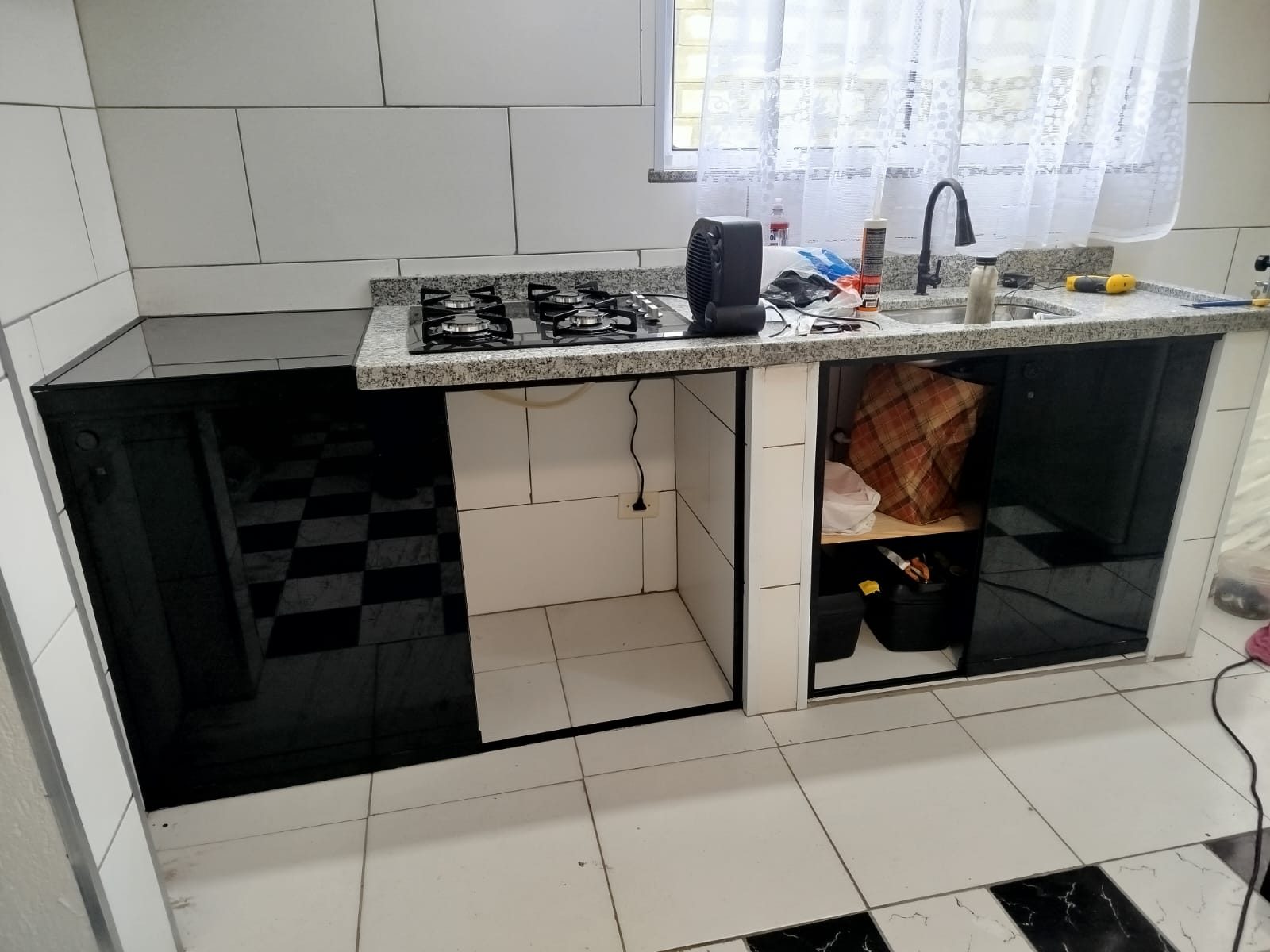 Bancada de cozinha preparada para o fechamento de pia em vidro