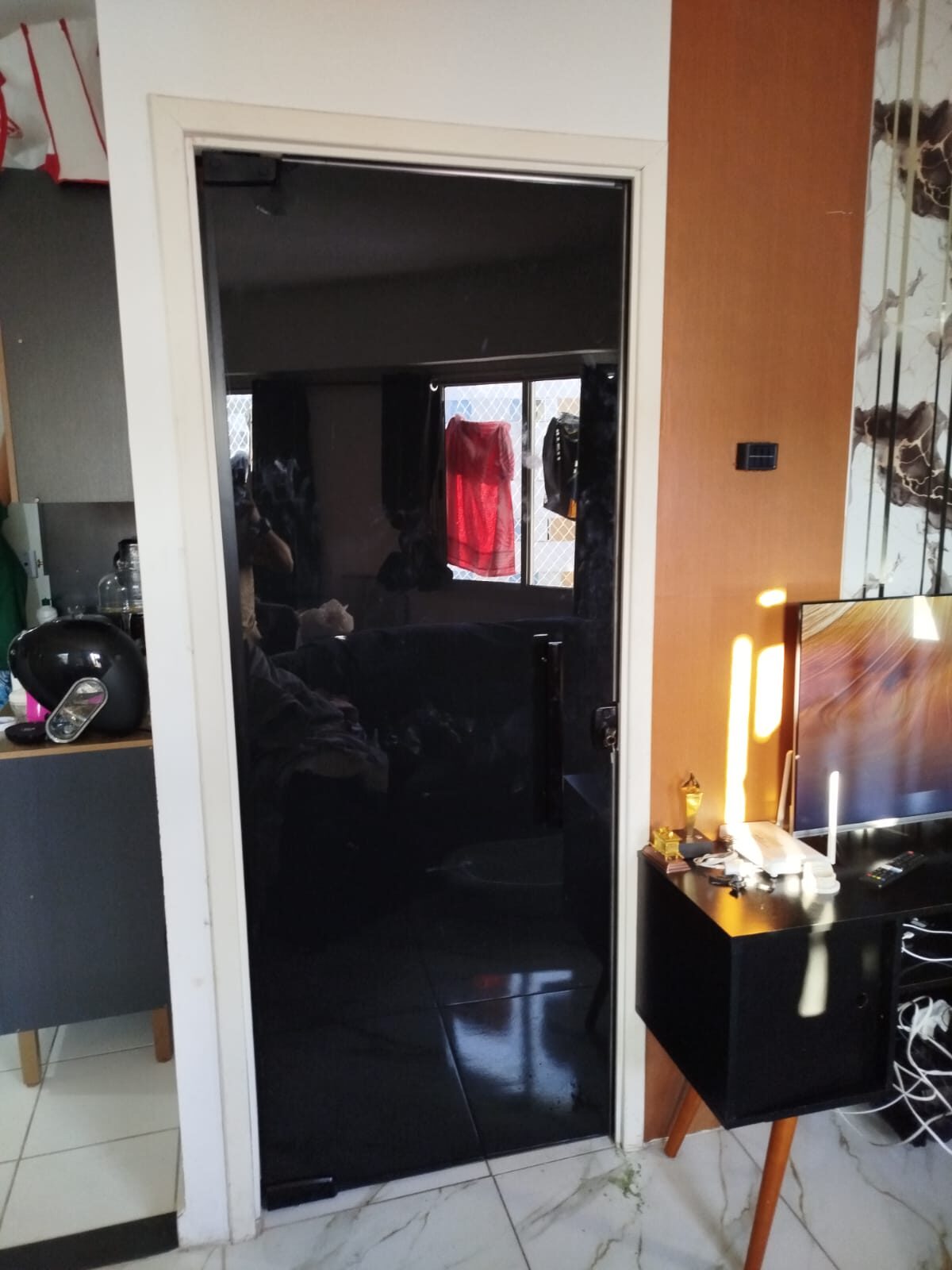 Porta de vidro fumê em ambiente residencial