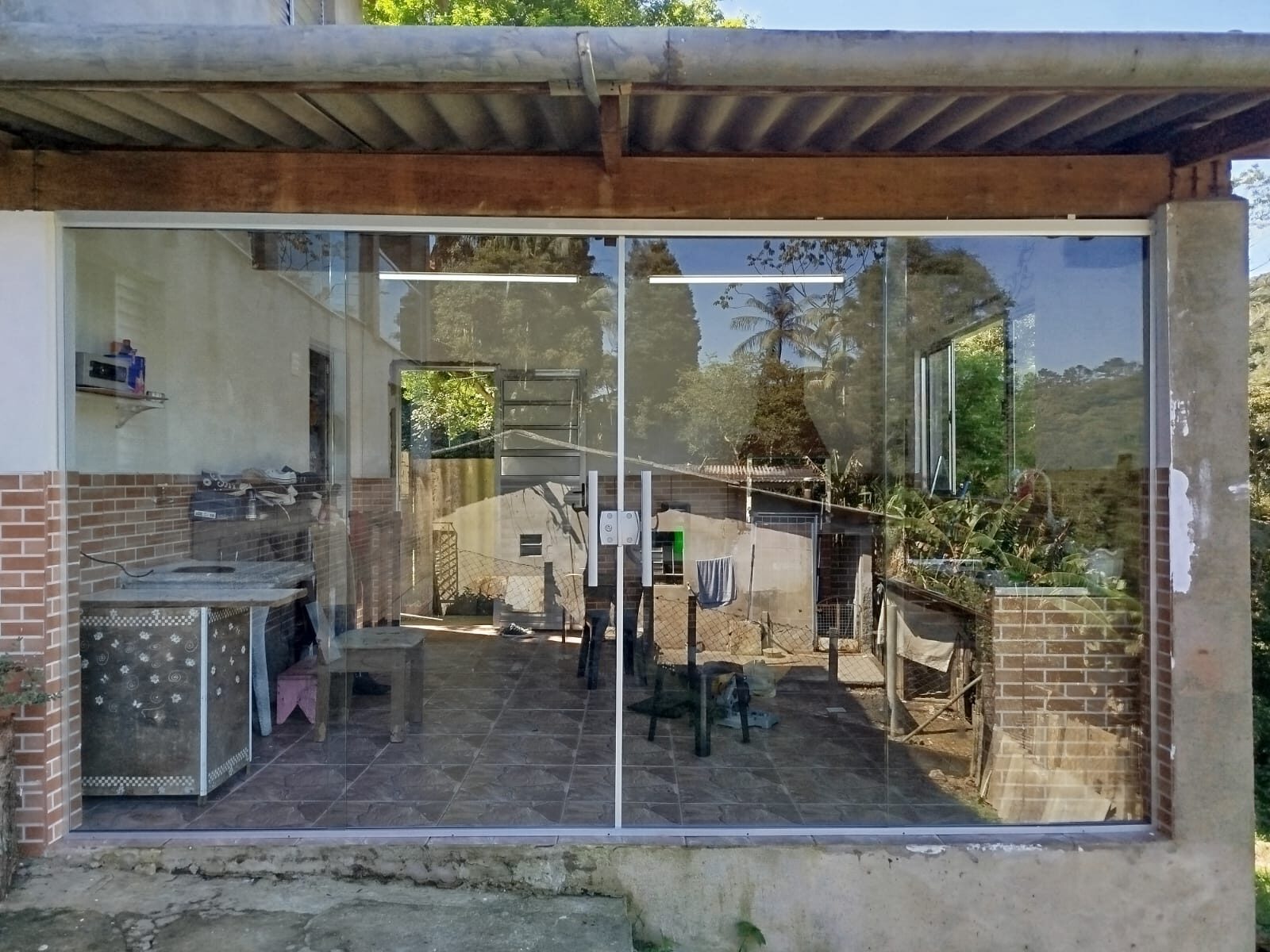 Fechamento em vidro de área externa residencial