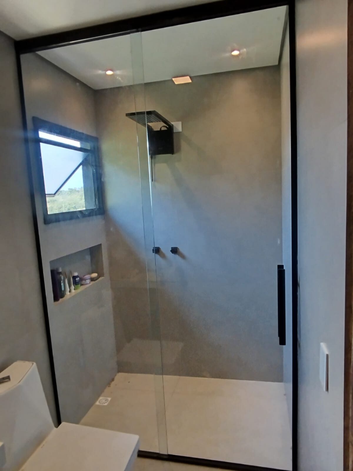 Box de vidro com porta pivotante e perfil preto