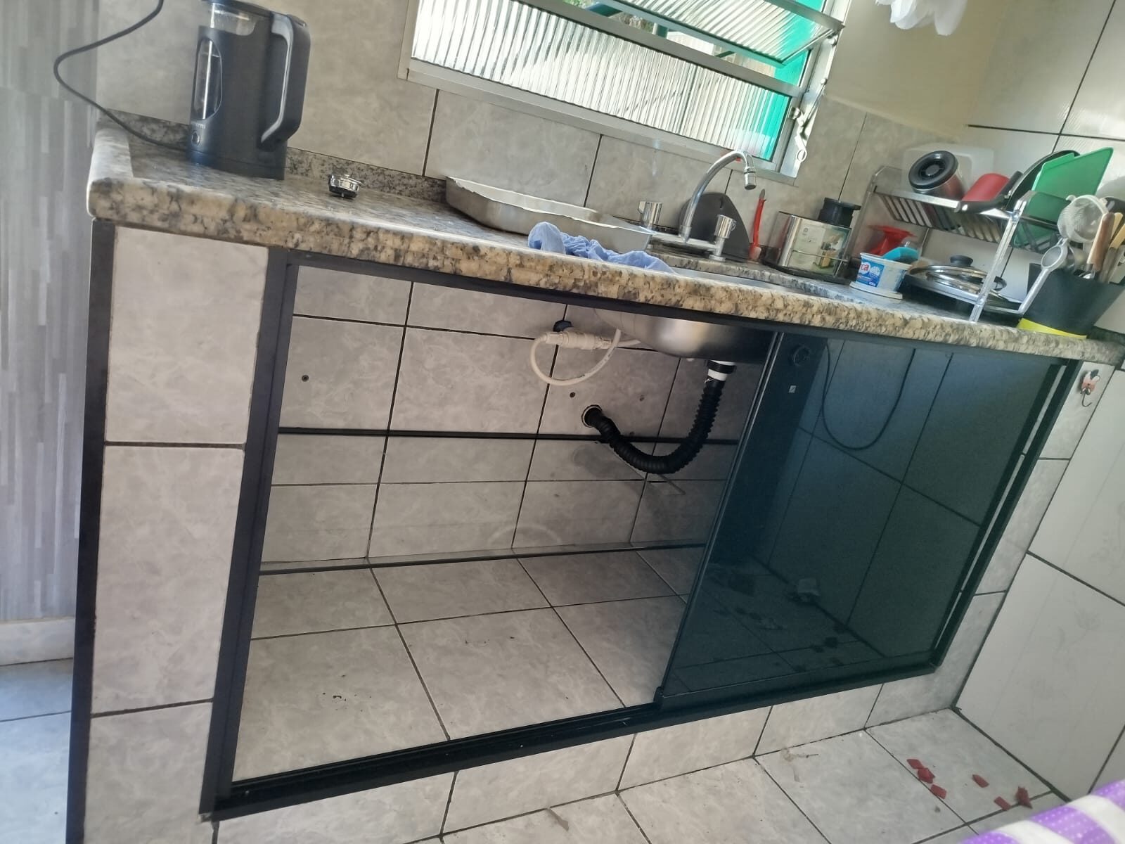 Fechamento em vidro sob bancada de cozinha