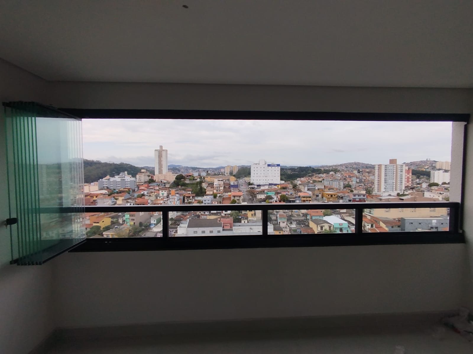 Sacada envidraçada panorâmica com vista da cidade