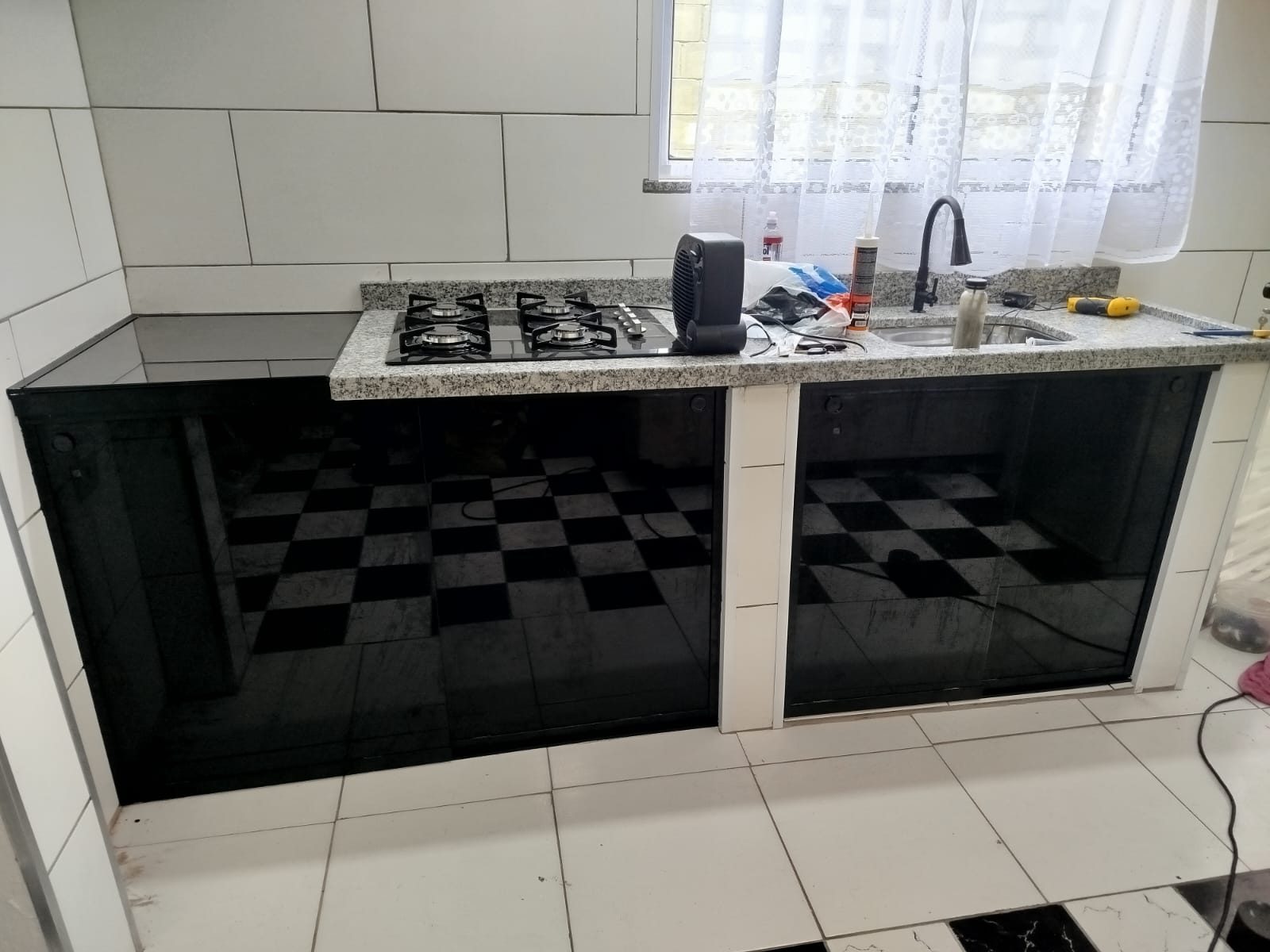 Área sob a pia da cozinha antes do fechamento em vidro