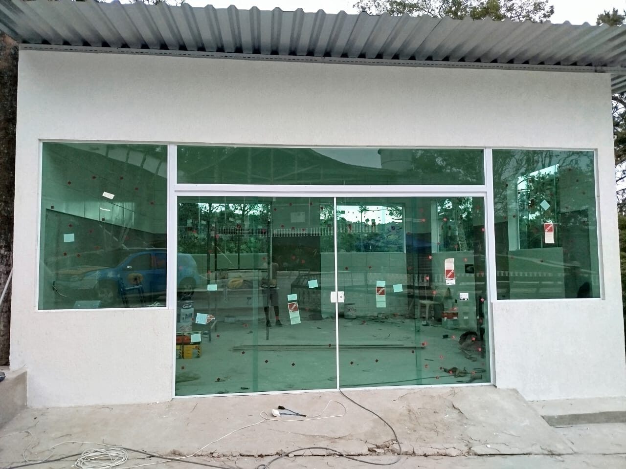 Fachada comercial com portas de vidro temperado e ferragens