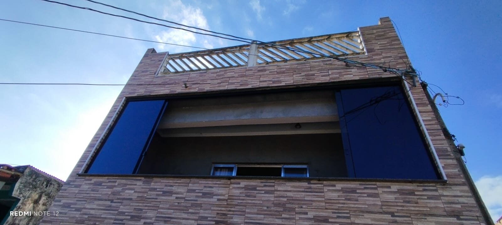 Fechamento de fachada em vidro laminado azul
