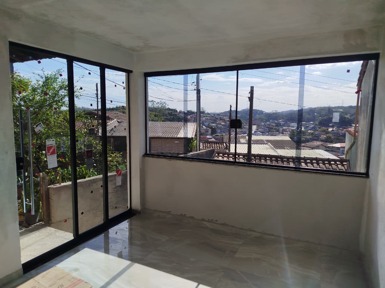 Janela panorâmica em vidro e alumínio com vista para a cidade