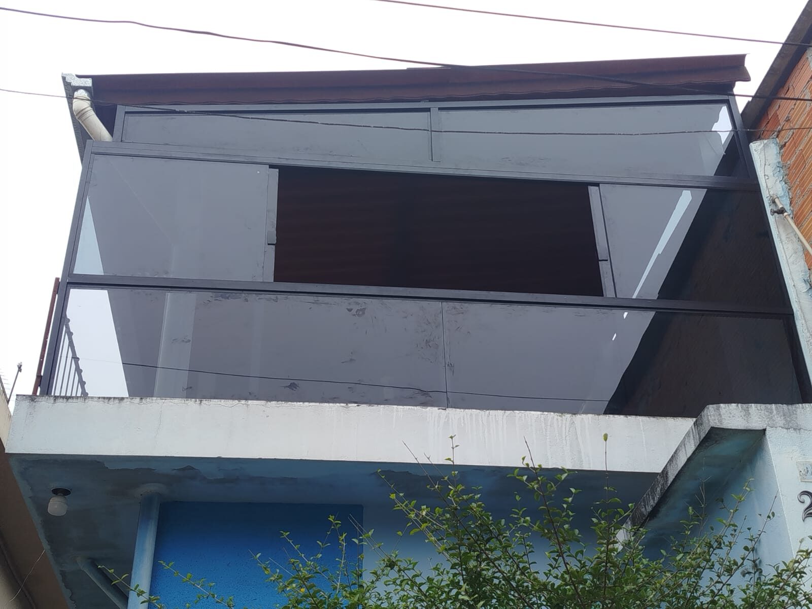 Cobertura de vidro integrada ao fechamento da fachada