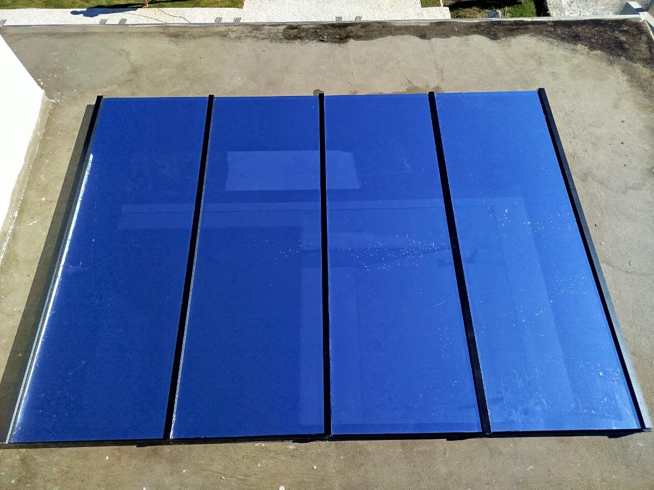 Cobertura de vidro laminado azul sobre área externa