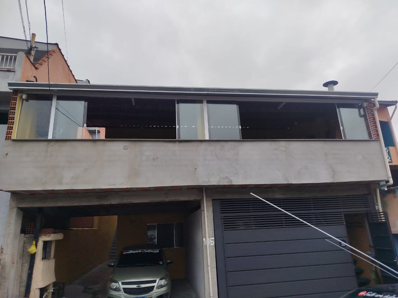 Varanda envidraçada na fachada de sobrado