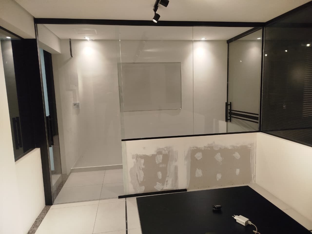 Ambiente de cozinha com painéis de vidro preto sob medida
