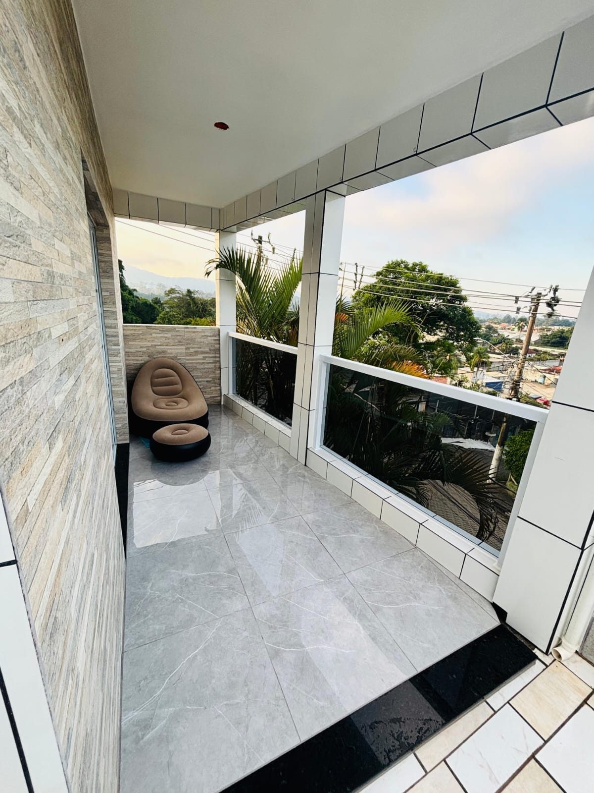 Varanda envidraçada com vidro incolor em residência