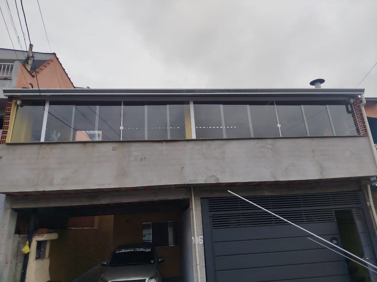 Envidraçamento de sacada em vidro com perfis de alumínio