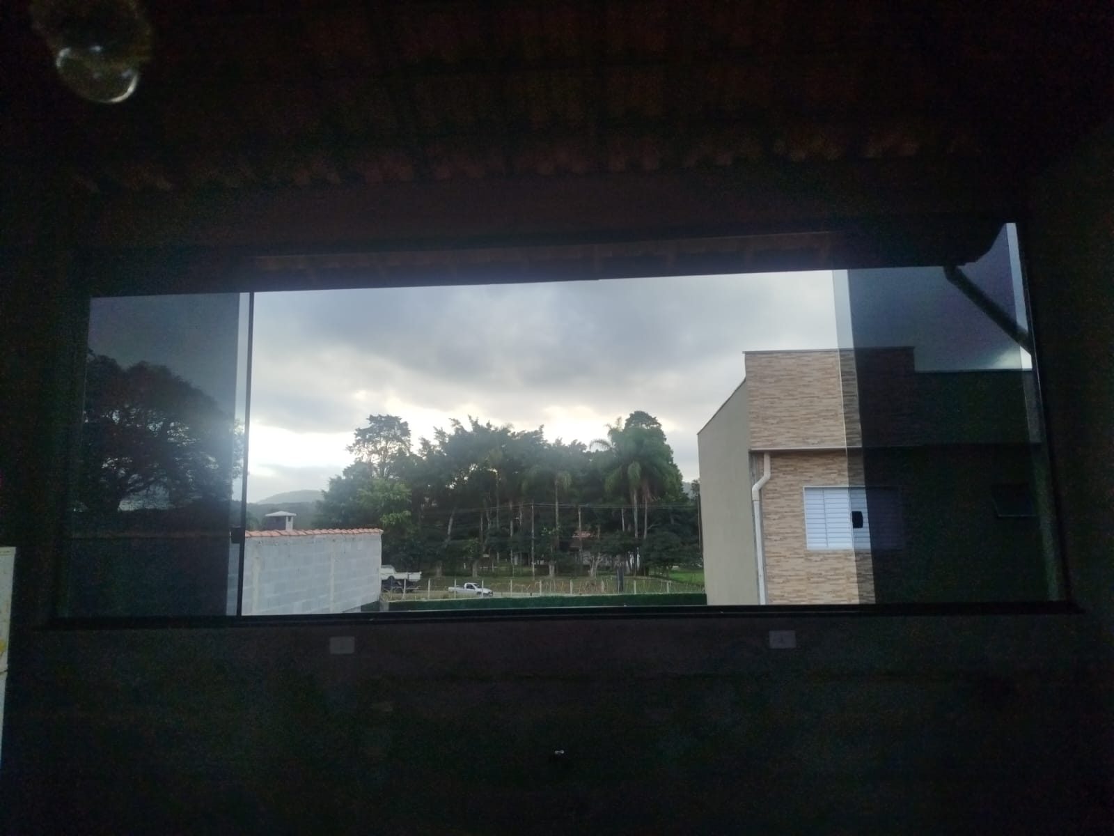 Envidraçamento de sacada visto de dentro do ambiente