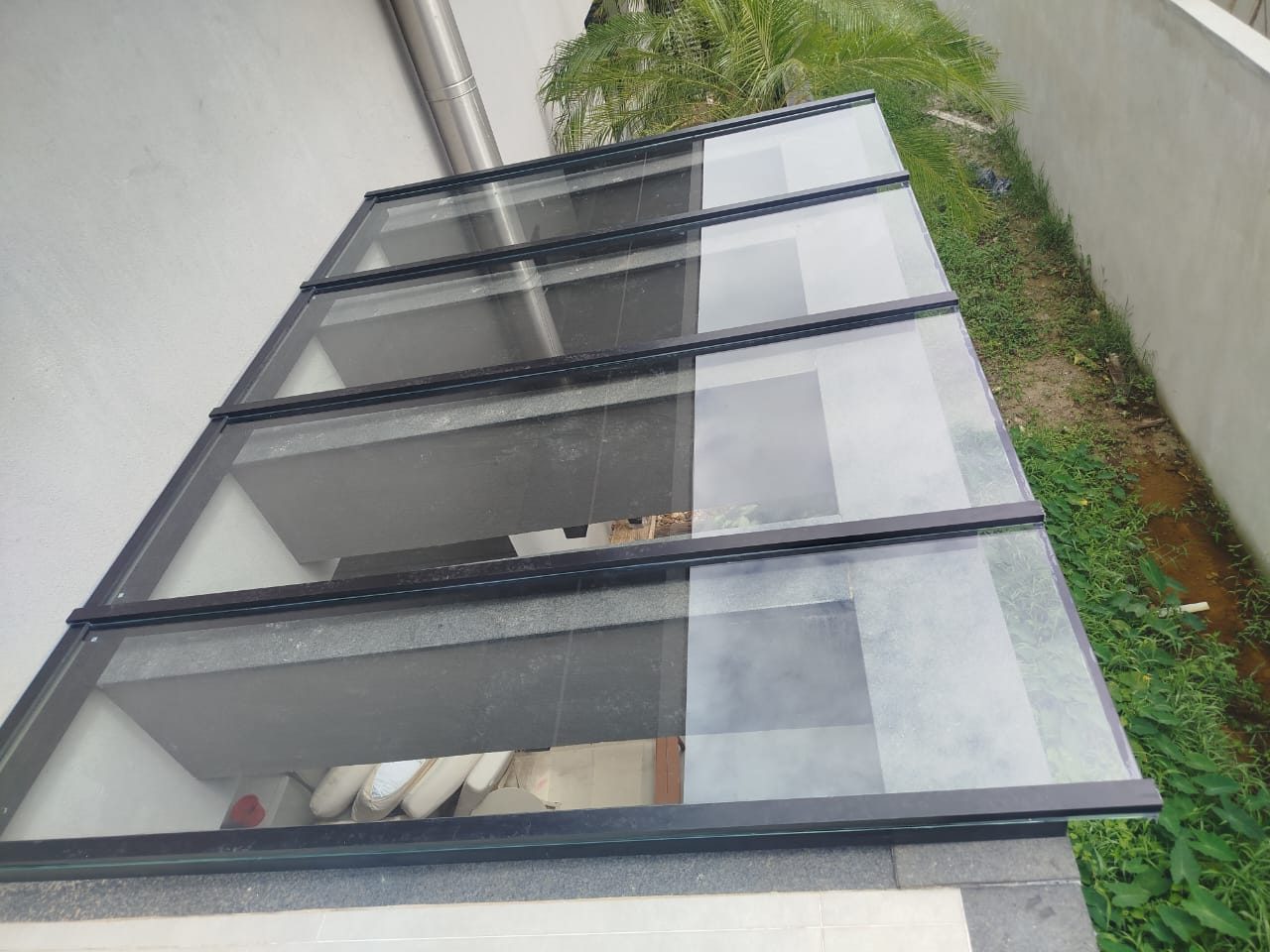 Cobertura de vidro com estrutura de alumínio sobre corredor lateral