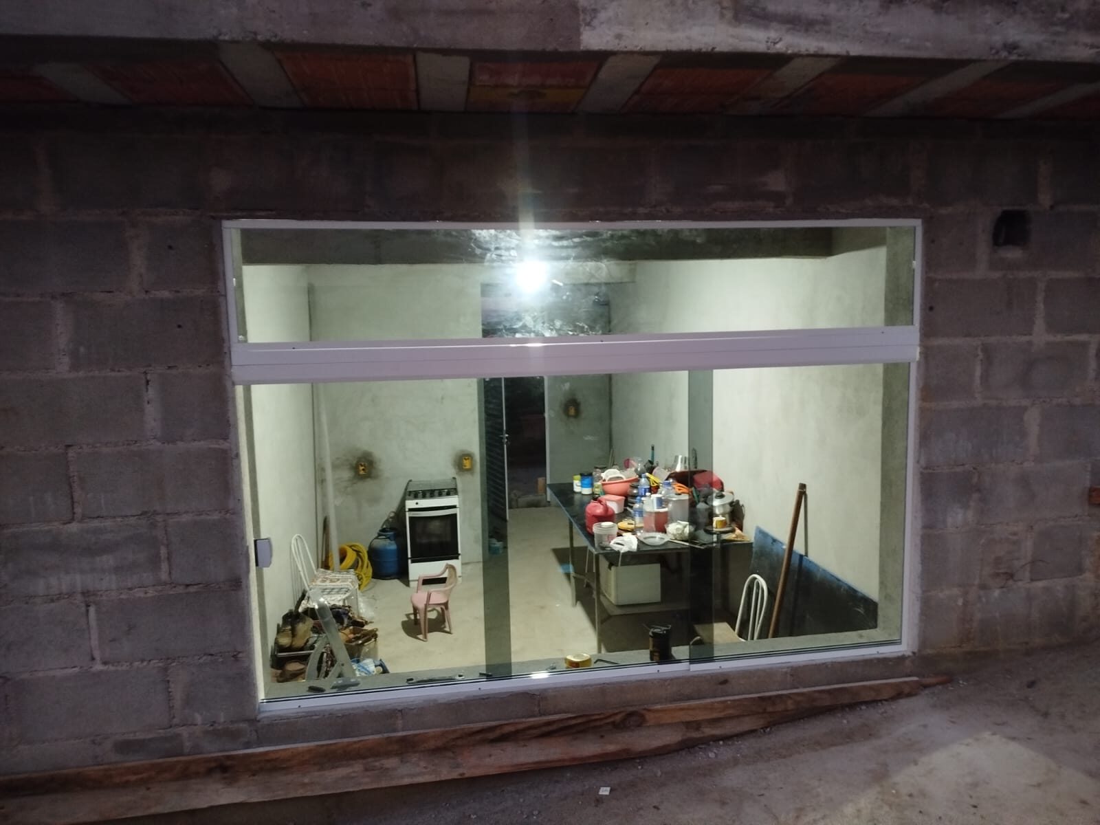 Janela grande em vidro e alumínio em obra residencial
