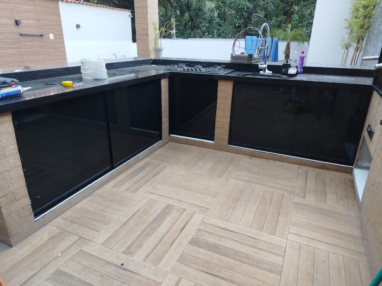 Fechamento de pia em vidro preto na cozinha